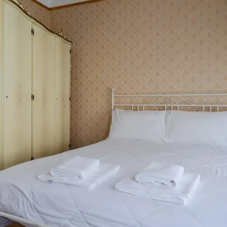 Guesthost - Santa Lucia Station Lovely Flat! דירה *