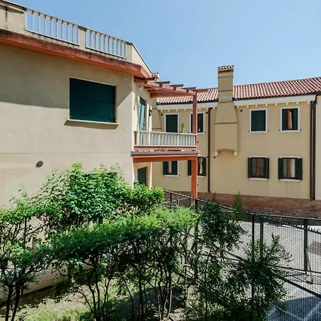 Guesthost - Santa Lucia Station Lovely Flat! דירה *