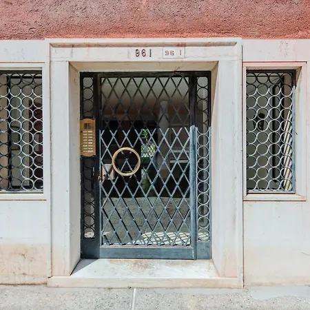 Guesthost - Santa Lucia Station Lovely Flat! דירה *