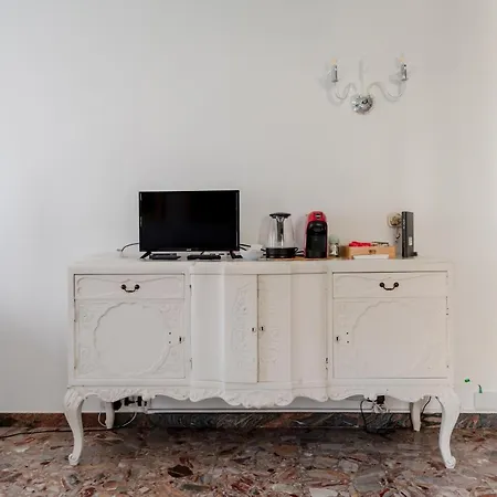 Guesthost - Santa Lucia Station Lovely Flat!