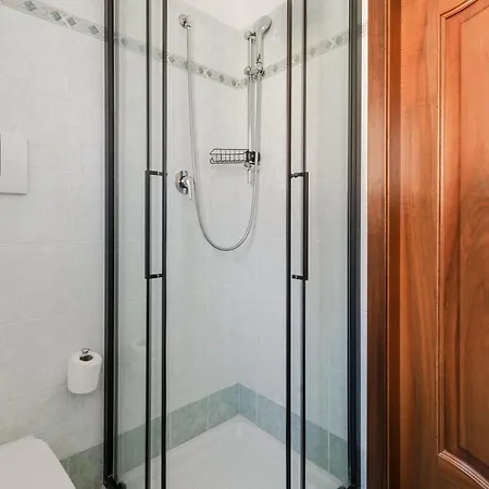 Guesthost - Santa Lucia Station Lovely Flat! דירה *