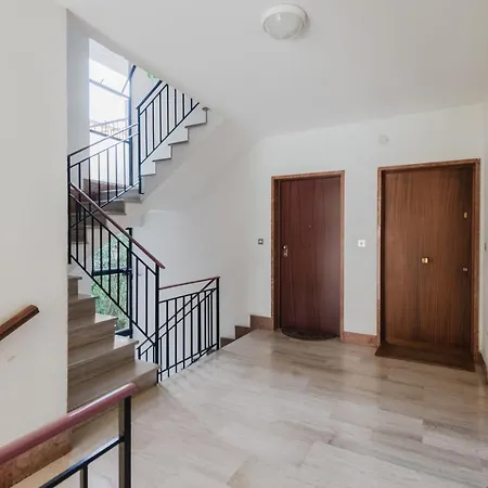 Guesthost - Santa Lucia Station Lovely Flat! דירה *