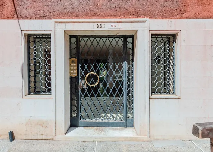 Guesthost - Santa Lucia Station Lovely Flat! Διαμέρισμα *