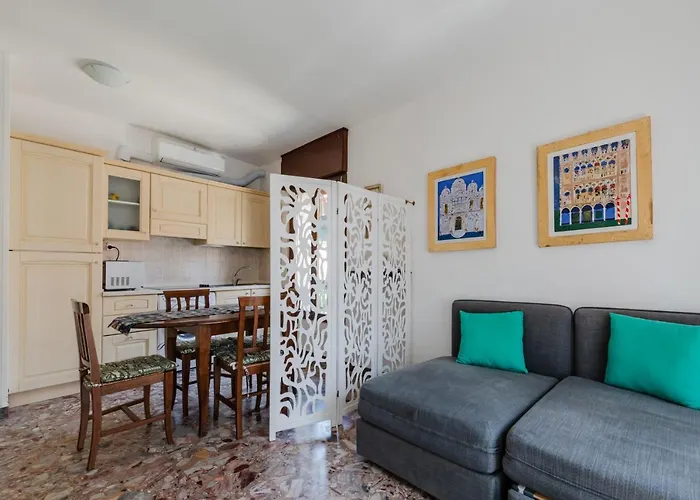 Διαμέρισμα Guesthost - Santa Lucia Station Lovely Flat! *